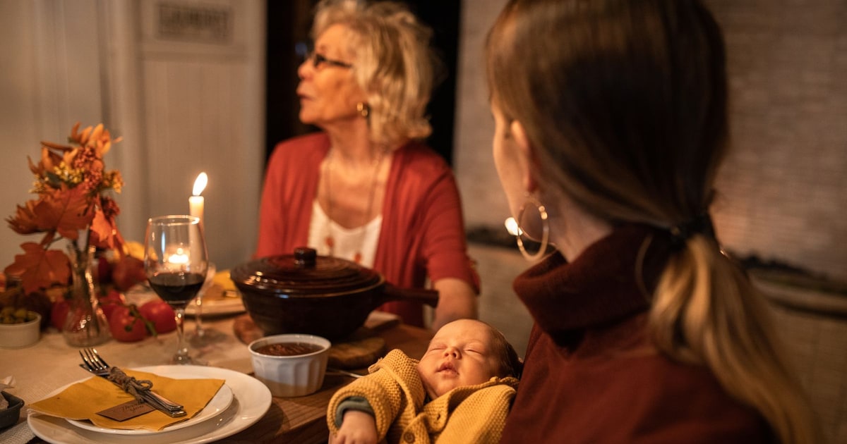 A family gathered around a table for a Thanksgiving meal.